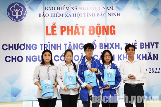 Bắc Ninh: Tặng sổ Bảo hiểm xã hội, thẻ Bảo hiểm y tế cho hoàn cảnh khó khăn