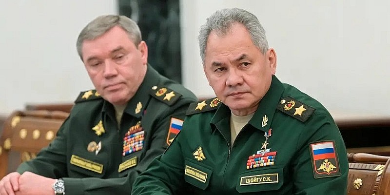 Đại tướng Valery Gerasimov (bên trái).