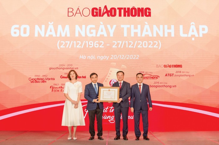 Uỷ viên BCH Trung ương Đảng, Bộ trưởng Bộ GTVT Nguyễn Văn Thắng trao Bằng khen của Bộ GTVT cho Báo Giao thông