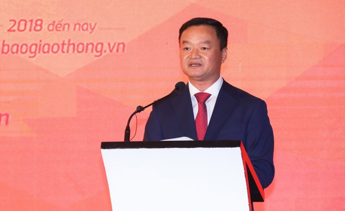 Tổng biên tập Báo Giao thông Nguyễn Bá Kiên báo cáo tại buổi lễ
