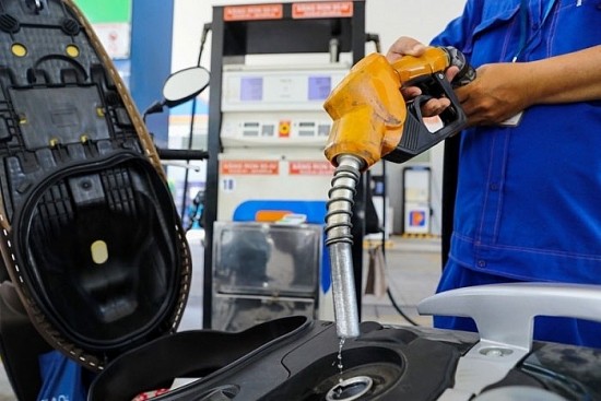 Giá xăng dầu hôm nay 21/12: Xăng giảm từ 371- 493 đồng/lít, giá dầu giảm 65-153 đồng/lít