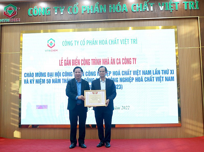 Gắn biển công trình chào mừng 50 năm thành lập Công đoàn Công nghiệp Hóa chất Việt Nam