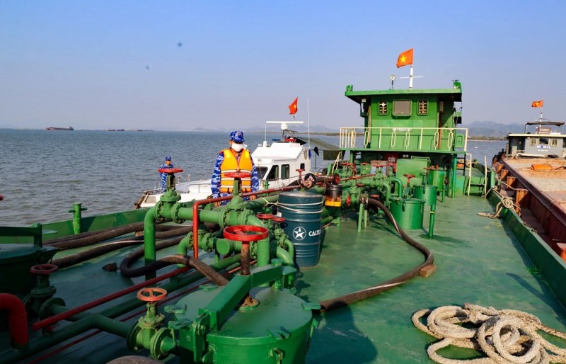Hải Phòng: Phát hiện tàu chở 15.000kg dầu không rõ nguồn gốc