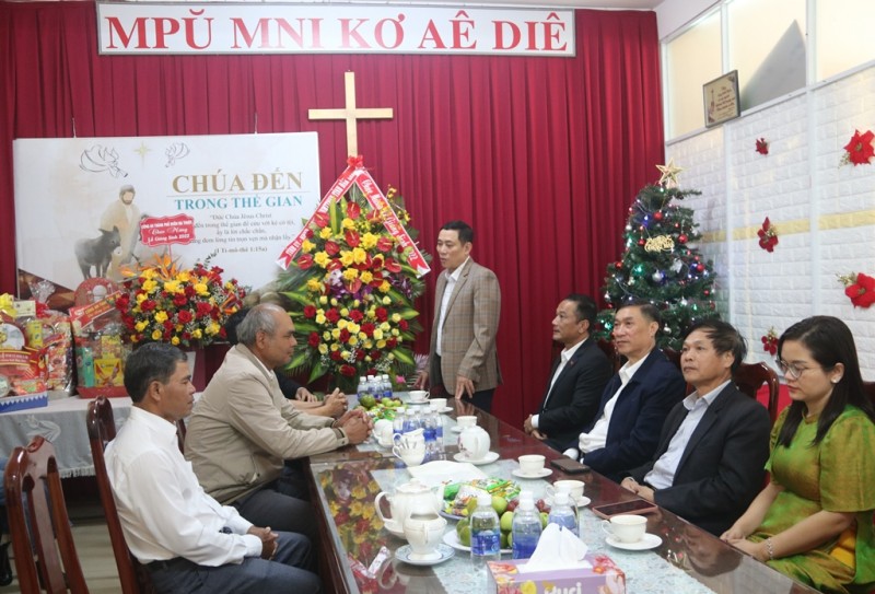 Phó Chủ tịch UBND tỉnh Võ Văn Cảnh  gửi lời chúc mừng Giáng sinh năm 2022 đến các vị chức sắc cùng toàn thể bà con giáo dân