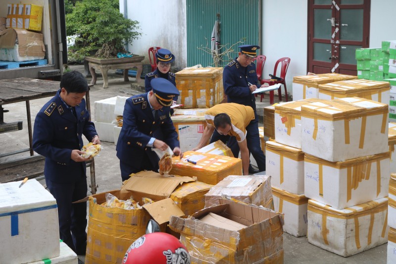 Quảng Bình: Phát hiện hơn 6.200 kg thực phẩm đông lạnh không đảm bảo an toàn vệ sinh thực phẩm