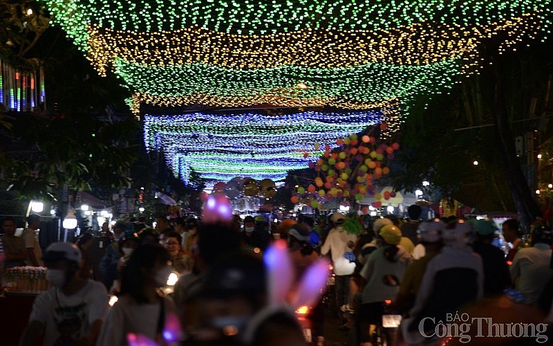 TP. Hồ Chí Minh: Hàng trăm Flycam biểu diễn show ánh sáng đêm Giáng sinh