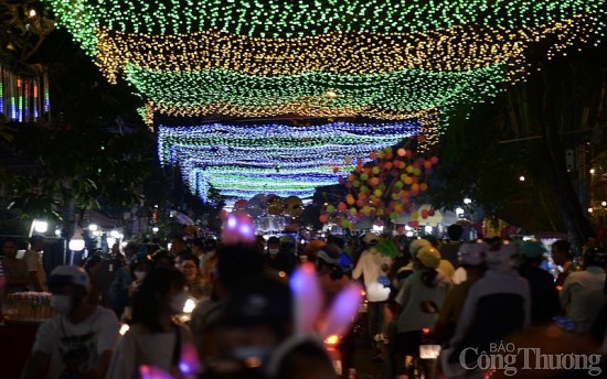 TP. Hồ Chí Minh: Hàng trăm Flycam biểu diễn show ánh sáng đêm Giáng sinh