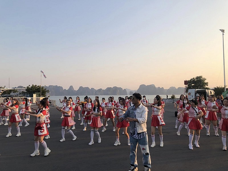Rực rỡ sắc màu trong lễ hội Carnaval mùa Đông Hạ Long năm 2022