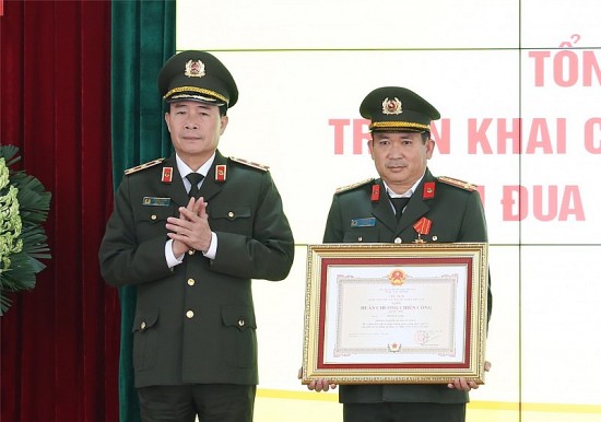 Đại tá Đinh Văn Nơi được tặng Huân chương Chiến công hạng Nhì của Chủ tịch nước
