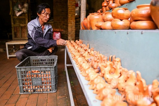 Mục sở thị Làng gốm hơn 500 tuổi sản xuất linh vật mèo phục vụ Tết Quý Mão