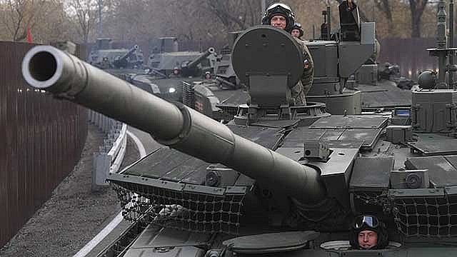 Vài ngày qua đã ghi nhận nhiều phương tiện chiến đấu hiện đại được Quân đội Nga đưa sang tham chiến tại Ukraine, trong đó có xe tăng T-90M nâng cấp, BMPT và nổi bật là siêu tăng T-14 Armata.