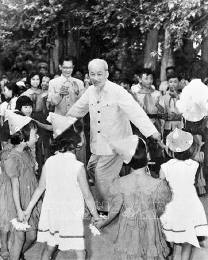 Bác Hồ vui múa hát với các cháu thiếu nhi tại vườn Phủ Chủ tịch nhân Ngày quốc tế Thiếu nhi 1-6-1960. Ảnh: TTXVN 