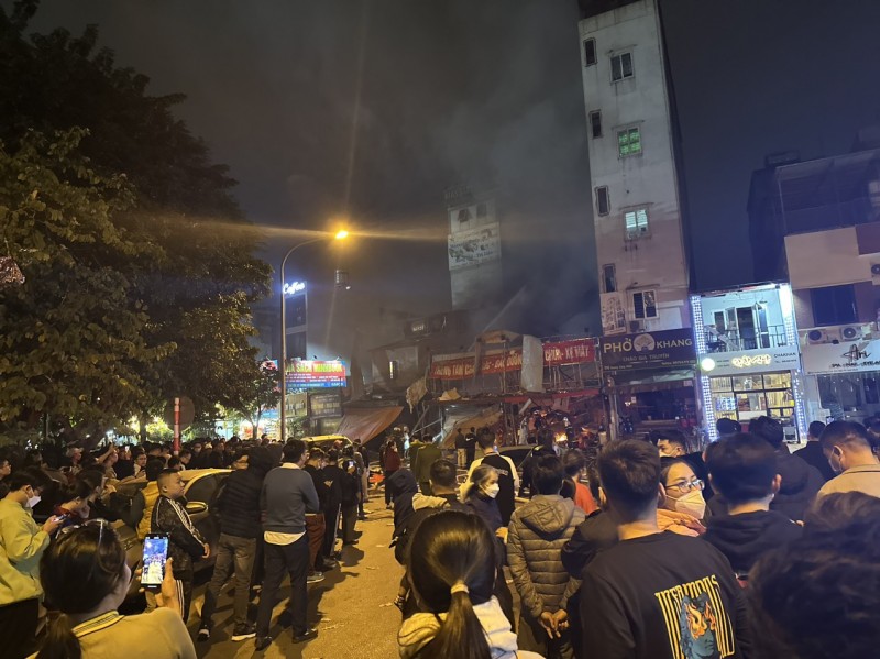 Cháy lớn tại cửa hàng sửa xe phố Hoàng Công Chất- Hà Nội