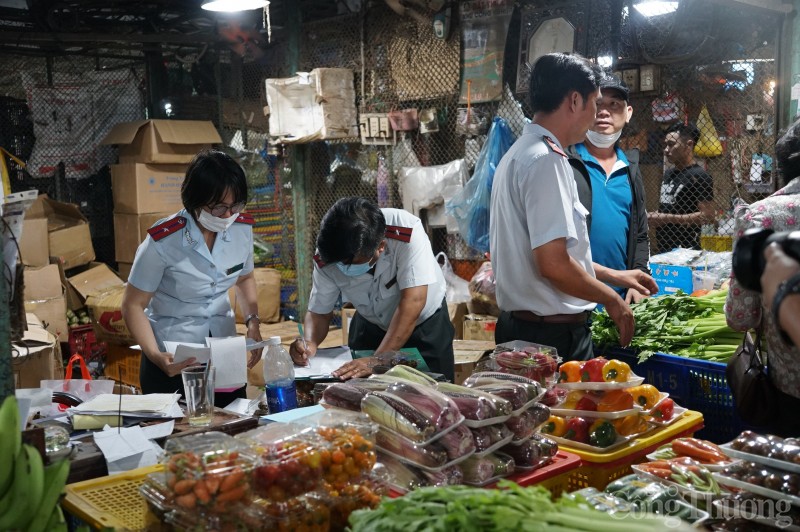 TP. Hồ Chí Minh kiểm tra an toàn thực phẩm tại các chợ đầu mối ngay trước Tết