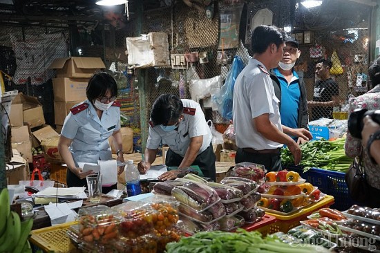 TP. Hồ Chí Minh kiểm tra an toàn thực phẩm tại các chợ đầu mối ngay trước Tết