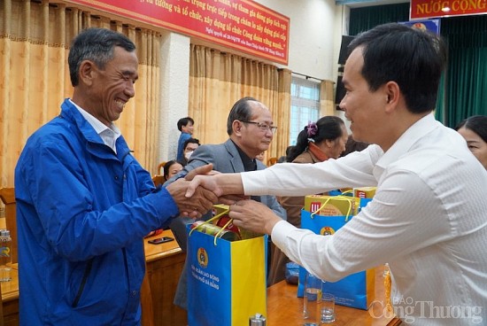 Đà Nẵng: Trao quà cho ban điều hành tổ công nhân tự quản dịp Tết Nguyên đán Quý Mão 2023