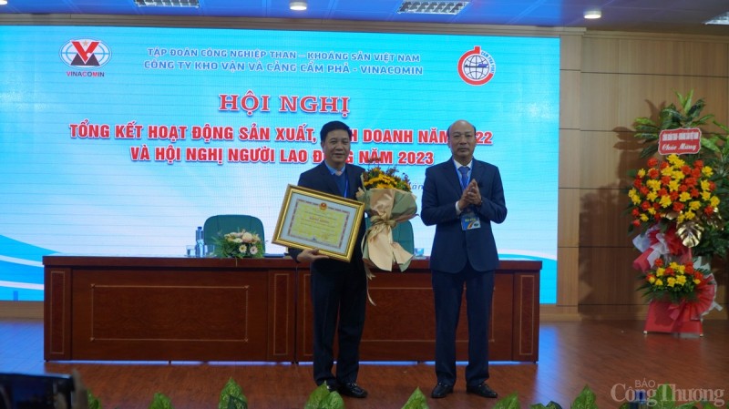 Lãnh đạo Tập đoàn TKV trao tặng bằng khen cho công ty Kho vận và cảng Cẩm Phả