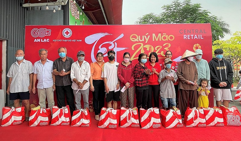 3 Central Retail phối hợp với Hội Chữ Thập đỏ Việt Nam tiến hành trao quà Tết Nhân ái cho những người có hoàn cảnh khó khăn trên địa bàn quận Bình Tân, Tp. Hồ Chí Minh