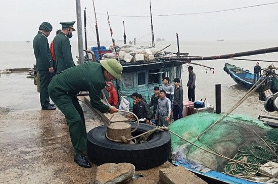 Quảng Bình: Kịp thời cứu nạn 8 ngư dân trước khi tàu chìm trên biển
