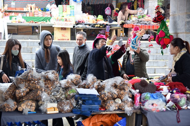 Trải nghiệm Chợ phiên vùng cao ngày Tết tại Làng Văn hóa