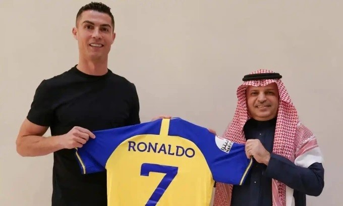 Ronaldo chính thức gia nhập câu lạc bộ Al Nassr với mức lương khủng
