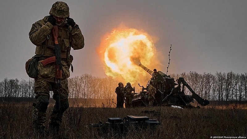 Ngay trong đêm đón năm mới 2023, Ukraine đã tổ chức pháo kích nhằm vào nhiều thành phố, địa điểm tại Donetsk và Lugansk.