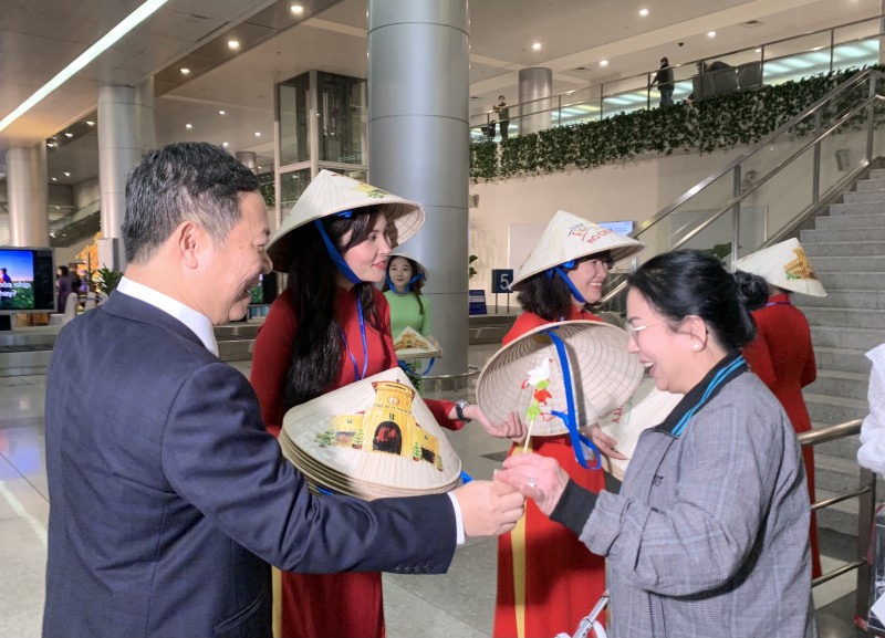 TP. Hồ Chí Minh đón những du khách quốc tế đầu tiên