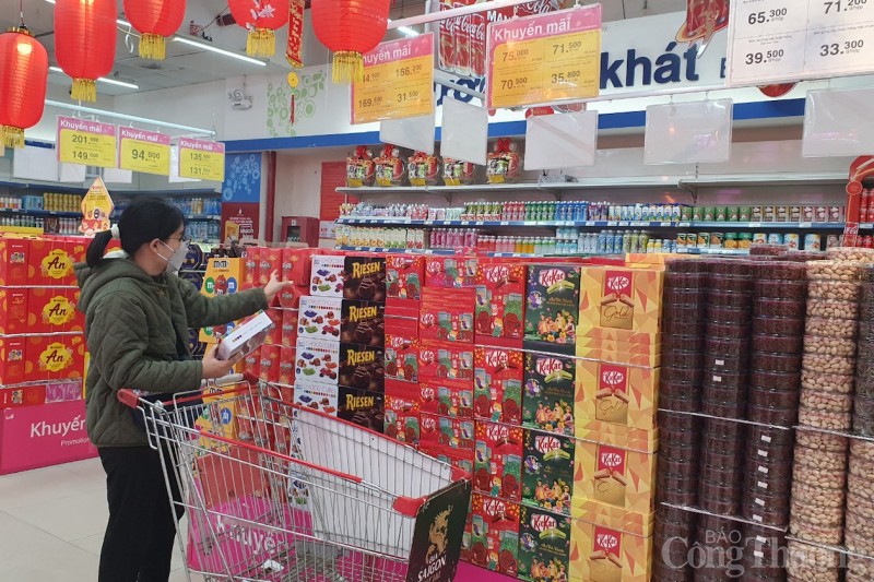 Người dân mua sắm Tết, sức mua tăng mạnh trong dịp Tết Dương lịch 2023