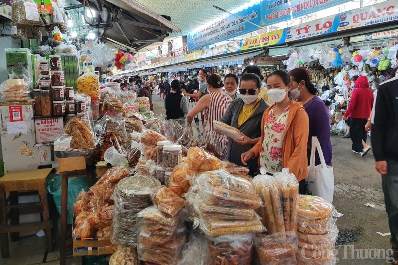 Người dân mua sắm Tết, sức mua tăng mạnh trong dịp Tết Dương lịch 2023