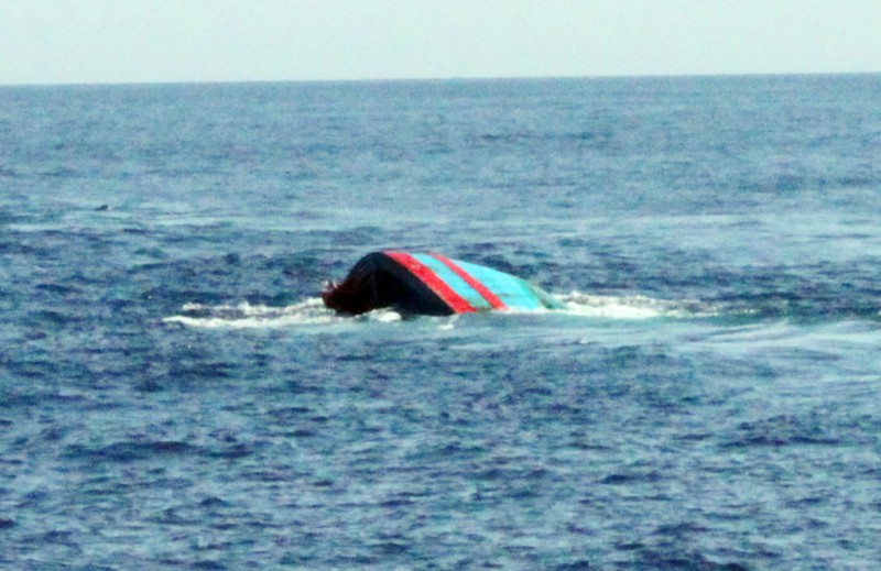 Quảng Ngãi: Chìm tàu cá, 8 ngư dân may mắn được cứu vớt
