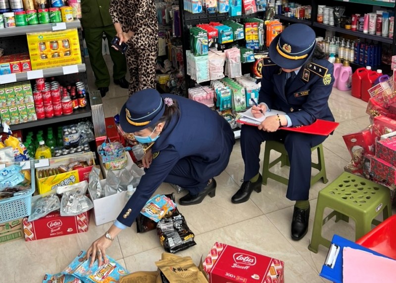 Lực lượng chức năng tiến hành kiểm tra cửa hàng May COSMETIC phát hiện nhiều sản phẩm nhập lậu.