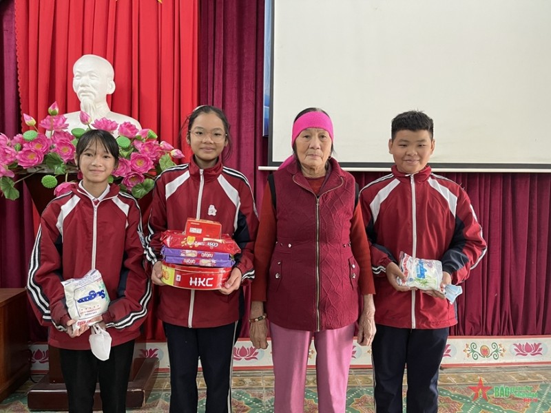 Bà Trần Thị Kền cảm ơn hành động đẹp của 3 học sinh