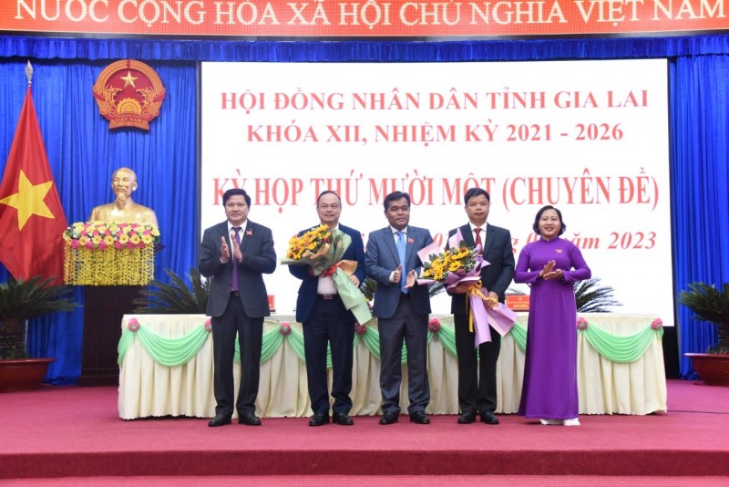 Thường trực HĐND tỉnh Gia Lai tặng hoa chúc mừng ông Nguyễn Hữu Quế và ông Dương Mah Tiệp đã được bầu giữ chức Phó Chủ tịch UBND tỉnh nhiệm kỳ 2021-2026.