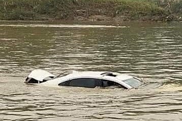 Phú Thọ: Phát hiện xe Kia Cerato trôi nổi trên sông Hồng