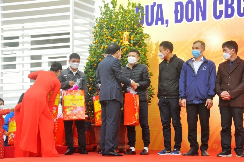 Công nhân mỏ được lãnh dạo tỉnh Quảng Ninh tặng quà tết năm 2022