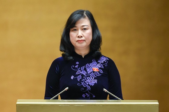 Bộ trưởng Bộ Y tế Đào Hồng Lan trình bày báo cáo tại phiên họp