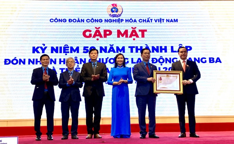 Công đoàn Công nghiệp Hóa chất Việt Nam: Đón nhận Huân chương Lao động hạng Ba
