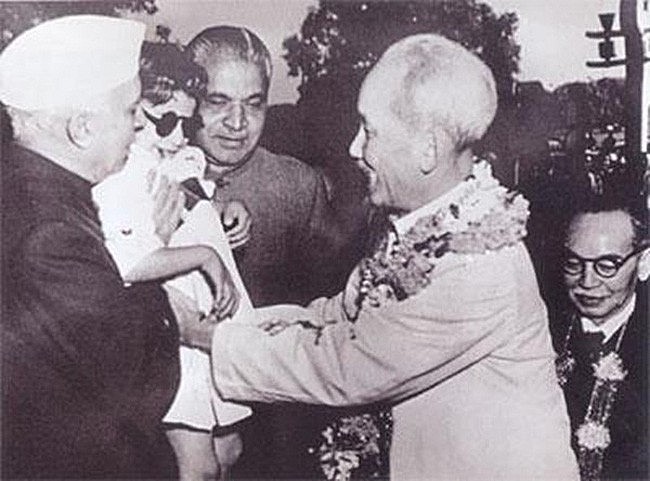 Chủ tịch Hồ Chí Minh với Thủ tướng Neru là một trong những điển hình về tình bạn của các lãnh tụ. Ảnh: KT