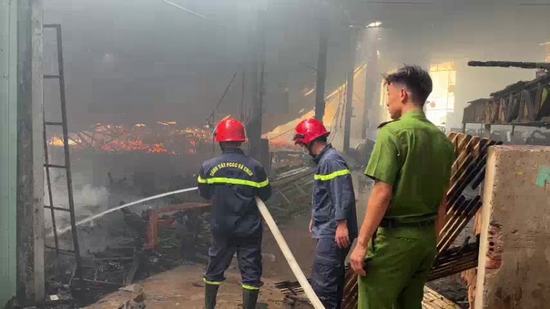 Cháy lớn tại một xưởng sản xuất chế biến đồ gỗ tại Đồng Nai