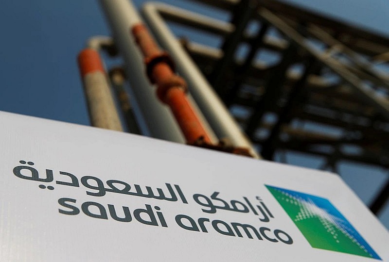 Logo của Saudi Aramco tại cơ sở dầu mỏ ở Abqaiq, Ả Rập Saudi (nguồn: Reuters)