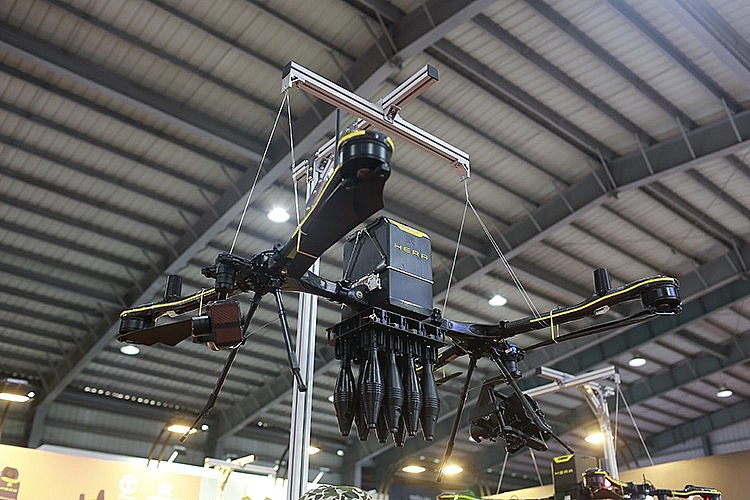 Mẫu UAV Hera tại gian trưng bày của Realtime Robotics ở Triển lãm Quốc phòng quốc tế Việt Nam 2022.