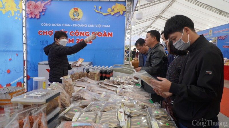 Rộn ràng chợ Tết Công đoàn nơi đất mỏ Quảng Ninh