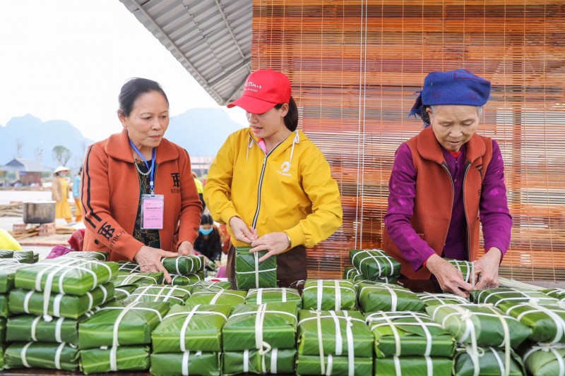 Gần 3.000 tăng ni, phật tử, tình nguyện viên đã chuẩn bị nhiều ngày để gói 10.000 bánh chưng xanh gửi tặng người khó khăn trong dịp Tết