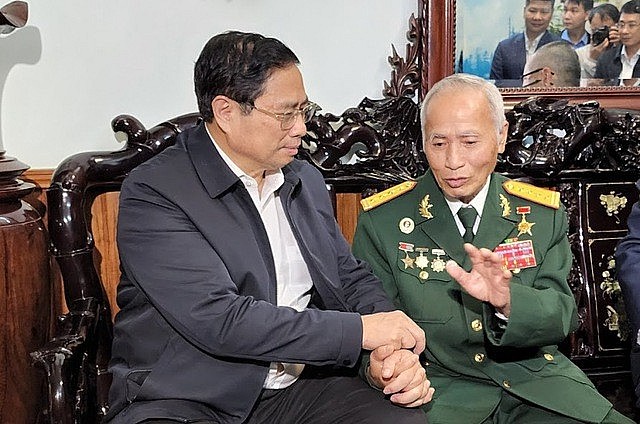 Anh hùng lực lượng vũ trang nhân dân Đặng Phi Thưởng (bên phải) trò chuyện với Thủ tướng Phạm Minh Chính