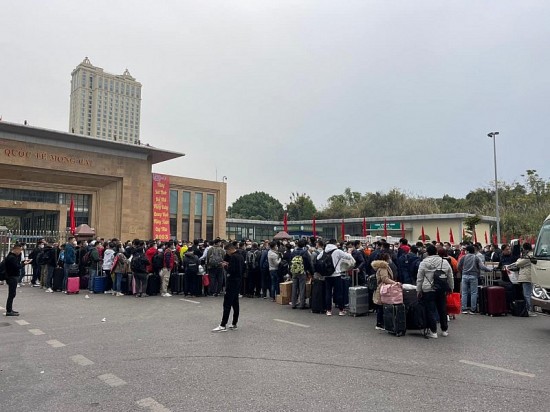 Quảng Ninh: Đông nghịt người xuất nhập cảnh tại cửa khẩu Móng Cái trong ngày đầu mở lại