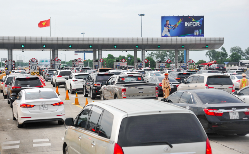 Bộ Giao thông vận tải yêu cầu xả trạm thu phí nếu ùn tắc, không để chậm, hủy chuyến bay dịp Tết