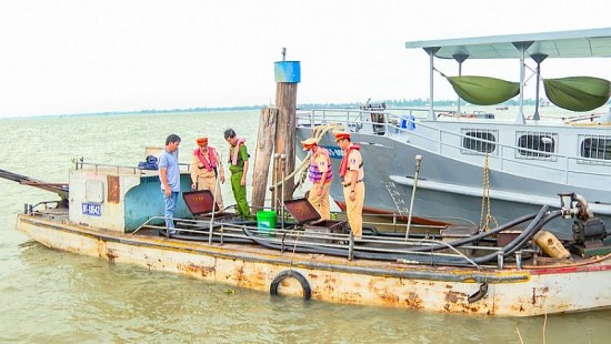 Cần Thơ: Bắt tàu buôn bán dầu DO lậu trên sông Hậu
