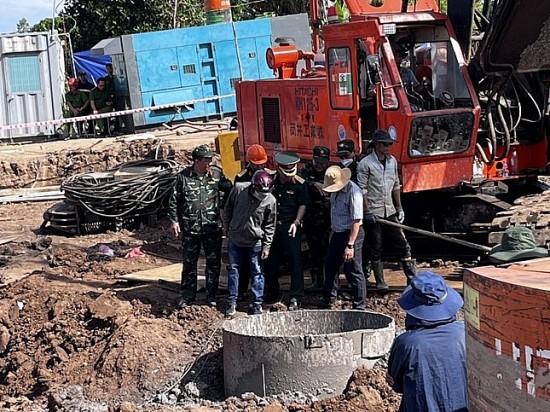 Vụ cứu hộ cháu bé rơi vào hố trụ bê tông ở Đồng Tháp: Câu chuyện về sự chuyên nghiệp