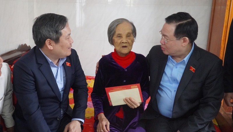 Chủ tịch Quốc hội thăm gia đình chính sách và hộ nghèo tại Quảng Bình