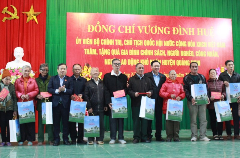Những suất quà được Chủ tịch Quốc hội Vương Đình Huệ trao cho các gia đình chính sách, hộ nghèo chất độc da cam và công nhân lao động có hoàn cảnh khó khăn tại xã Vĩnh Ninh (huyện Quảng Ninh). Ảnh: CTV